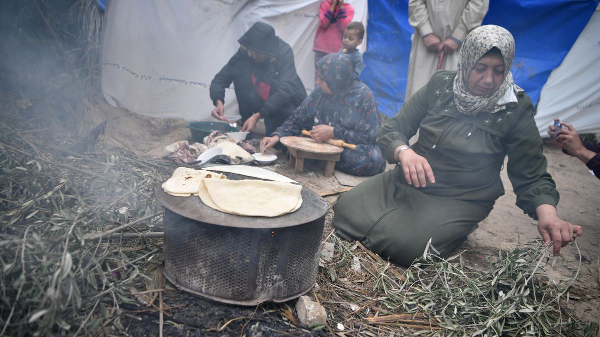O přežití bojují i bez bomb. Lidé v Gaze v honu za jídlem prohrabují sutiny